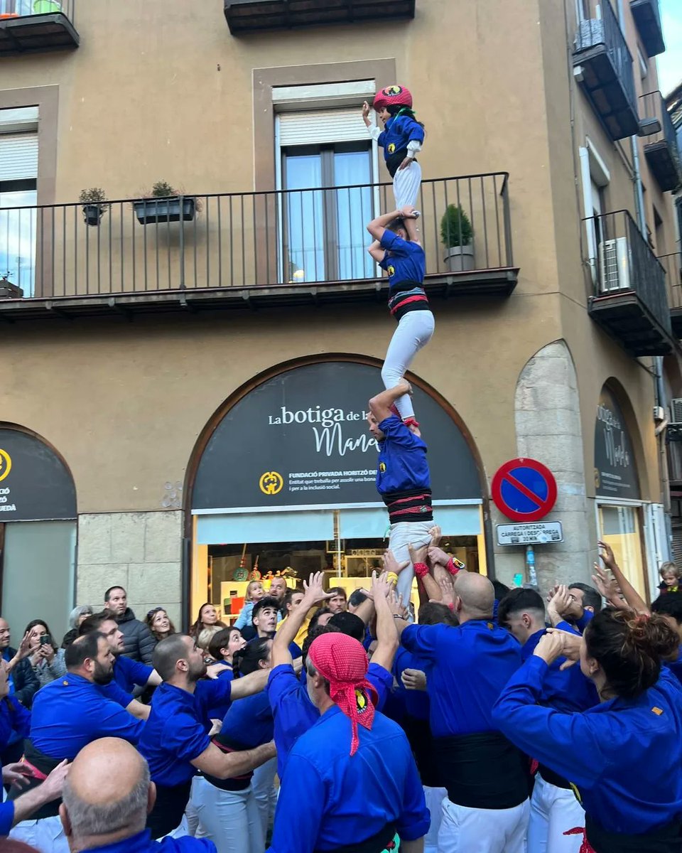 Després de cinc anys hem tornat a descarregar el 4d8!

Gràcies Xavi! #sempreamunt

Hem fet un pilar caminat, 5d7, 4d8, 7d7, vano de 5 (1p4, 1p5, ip4) ✨️✨️💙

Gràcies <a href="/castsantpedor/">CastellersdSantpedor</a>

#castellers #castells #cdberga #AllòQueValLaPena #Berga #Berguedà #castellersdeberga