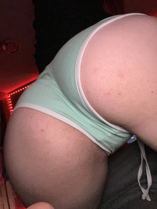 Lemme sit on your lap https://t.co/9m8XJYXZ9a