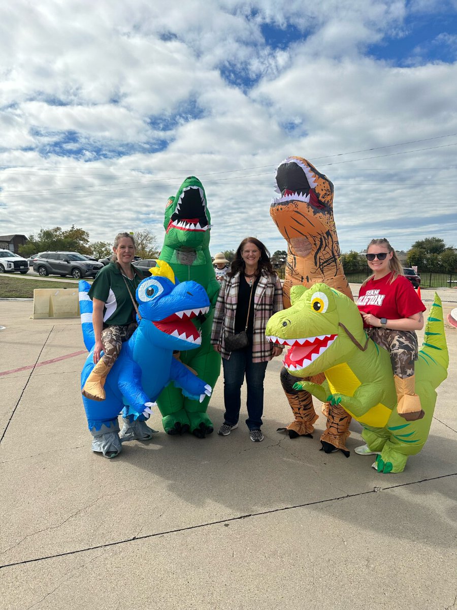 Clifton Early Childhood knows how to make children happy- Dinovember Fun Run and Carnival! There are so many happy faces today. ♥️