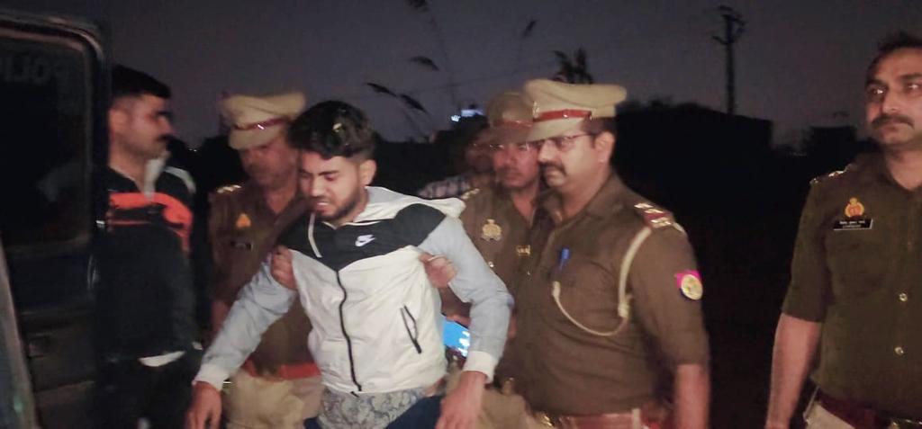 Mayankgaurtv's tweet photo. #गाजियाबाद लोनी बार्डर थाना क्षेत्र में पुलिस और बदमाशो के बीच मुठभेड़ । 6 नवंबर को प���लाईवुड सप्लायर के कलेक्शन एजेंट से लूट करने वाले बदमाश से हुई पुलिस की मुठभेड़, एक बदमाश योगेश पुलिस की गोली से हुआ घायल,गिरफ्तार बदमाश से लूट में प्रयुक्त स्कूटी,तमंचा, बरामद #encounter #gzb https://t.co/wrpOQ7TxLy