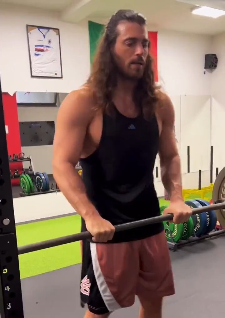 Yo creo que  ahora que ha terminado en Palermo...
Necesita una buena sesión de gimnasio....
No ?? 😉😏😏😏

I ❤️ CANYAMAN
#CanYaman  ♥️𝓜𝓪𝓷𝓲𝓪