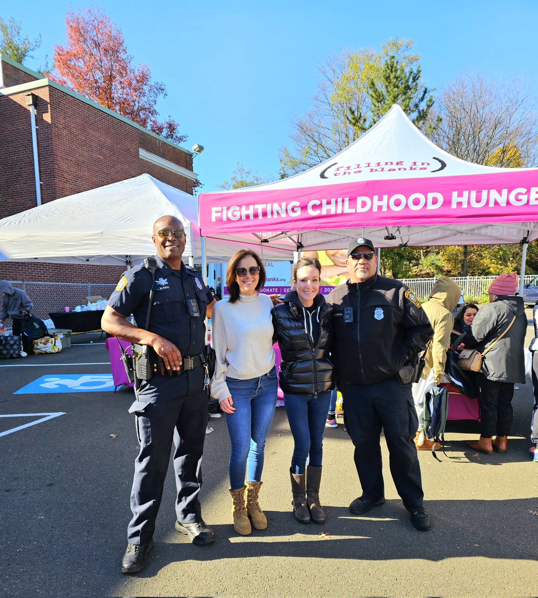 NorwalkCtPD's tweet photo. "Filling in the Blanks fights childhood hunger by providing children in need with meals on the weekends."
@TheHourNews
@News12CT
@lavozhispanact @DoingItLocalcom @Norwalk_CT 
@Filling_blanks https://t.co/0QPn1czsZm