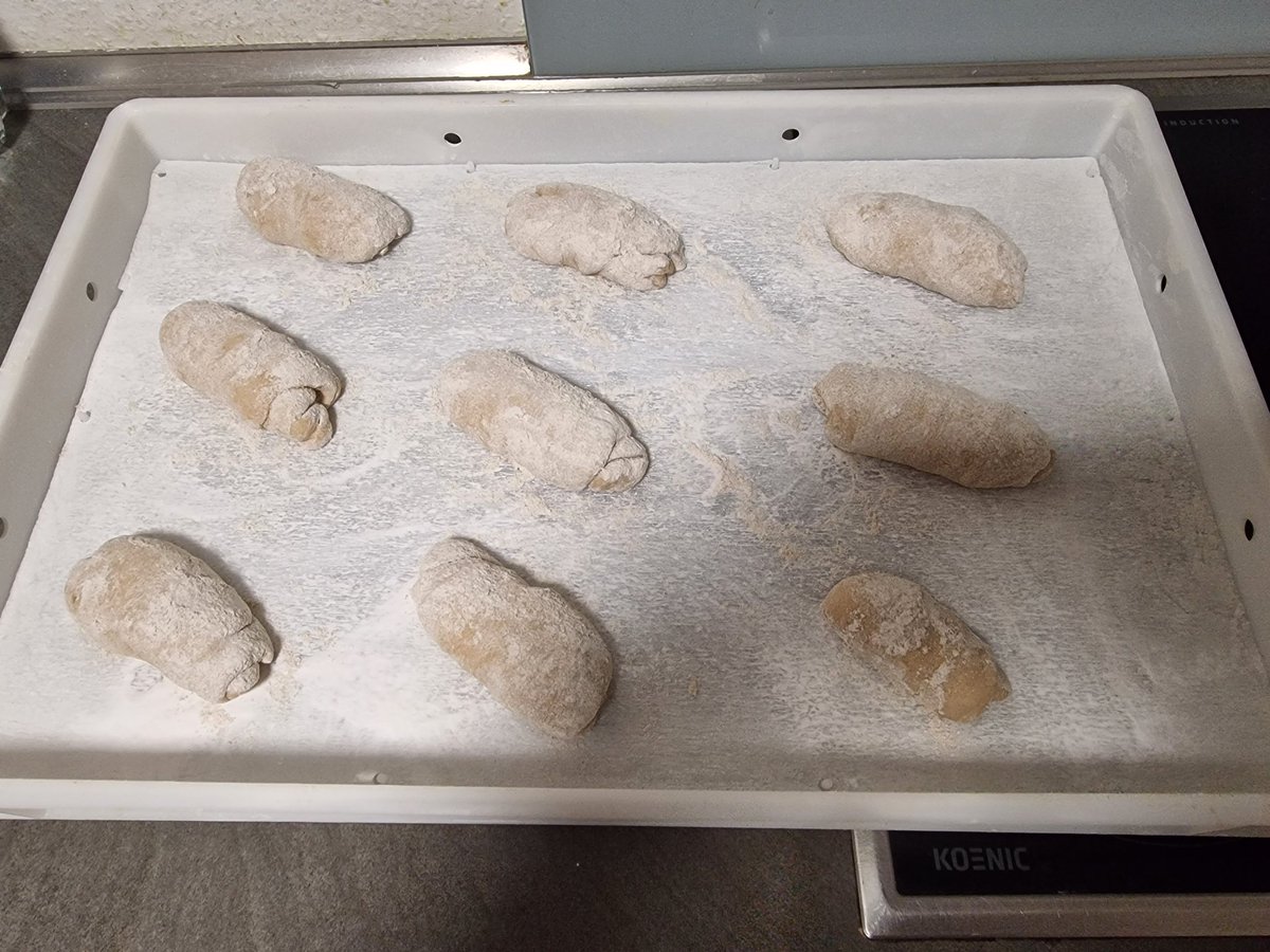 Robby0106701's tweet photo. Röggelchen-Krusti dürfen in der Küche noch 30 Minuten ruhen, dann geht's in (auf) den Natur-Kühlschrank für weitere 8 Stunden Stückgare. https://t.co/XXWypHnG1A