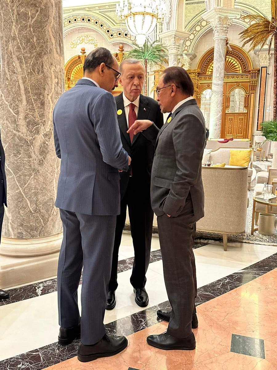 lady_bugg11's tweet photo. serious discussion between the great leader.. https://t.co/a3T4FbZmt4