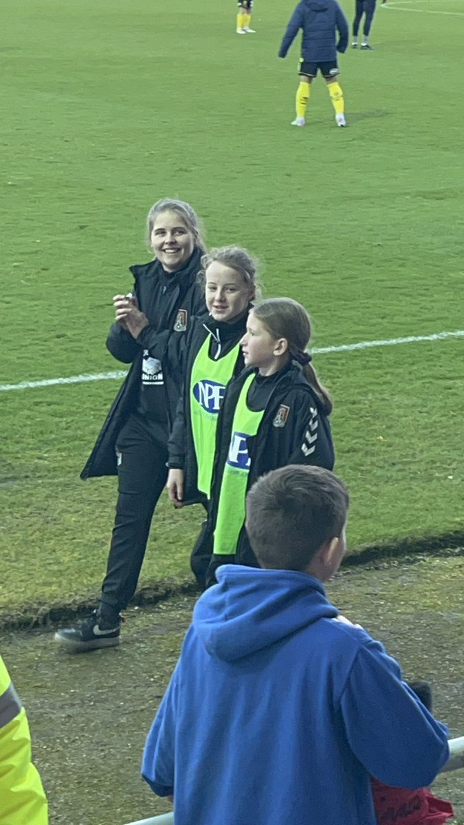 Halfway through a very footy-filled weekend. A win this AM for GLK, a dash to @ntfc to play with the girls PDC on the new @NTFC_CT pitch. Then a ball girl and lap of the pitch at the Cobblers. Game tomorrow AM for @FcBlisworth followed by a dash to the @NTFCWomen FA Cup game ⚽️⚽️