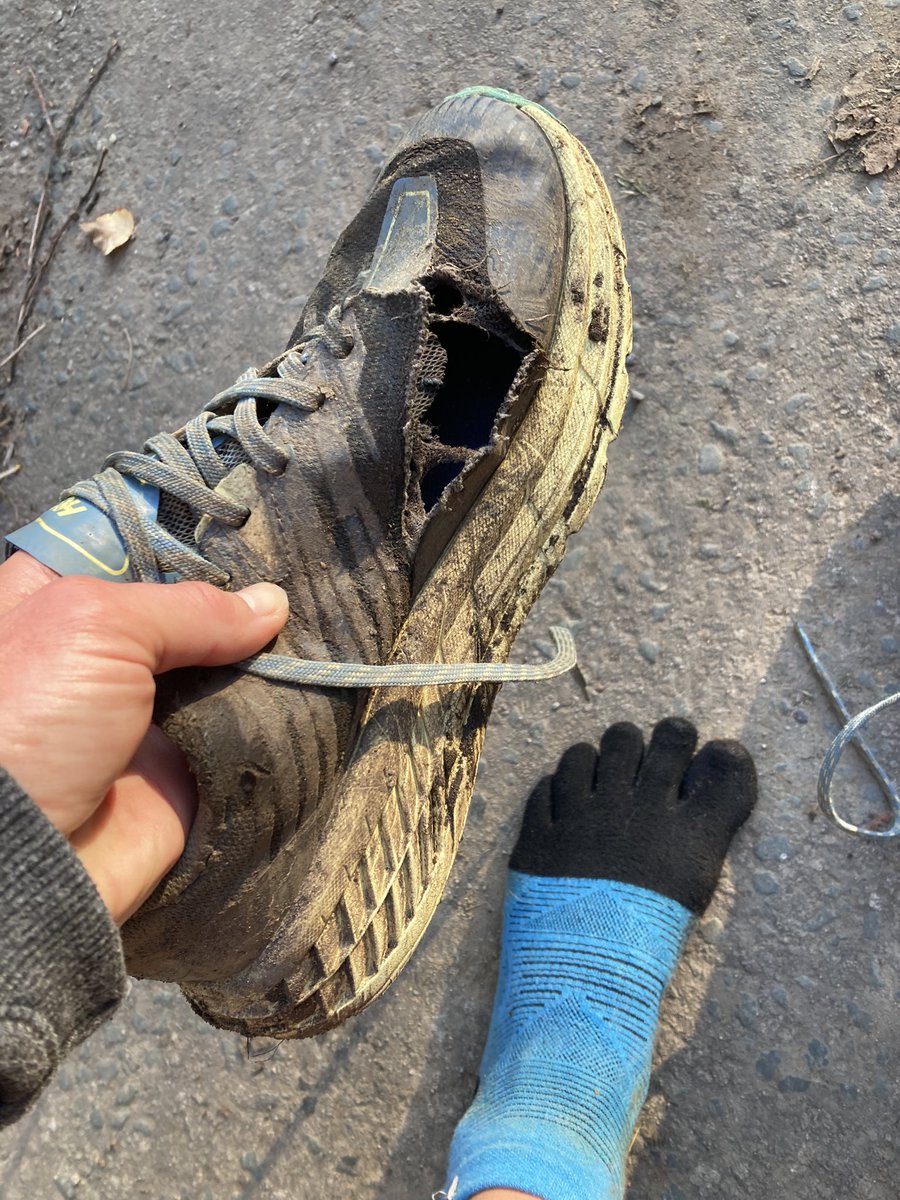 ratherbrunning's tweet image. Autumn is definitely my favourite season. 🍂 Absolutely stunning to be running on the moors today. Felt
grateful more than once to be doing what I do. Also grateful that my trainers lasted another long run 😆🏃🏼‍♀️💜 #fellrunning #autumnvibes #nymoors #roseberrytopping #osmotherley