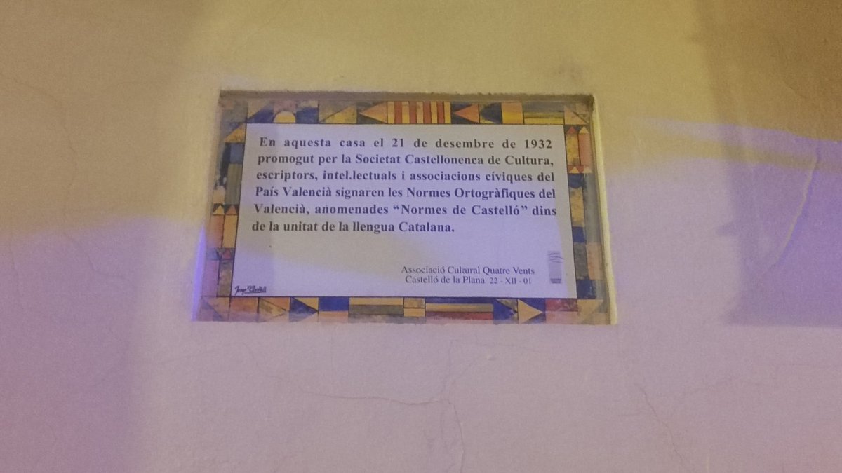 Bona nit, hem vingut a la @FiraTroVAM a Castelló, i hem volgut pasar per el carrer Cavallers a vore un poc d'història de la nostra llengua 😉💪