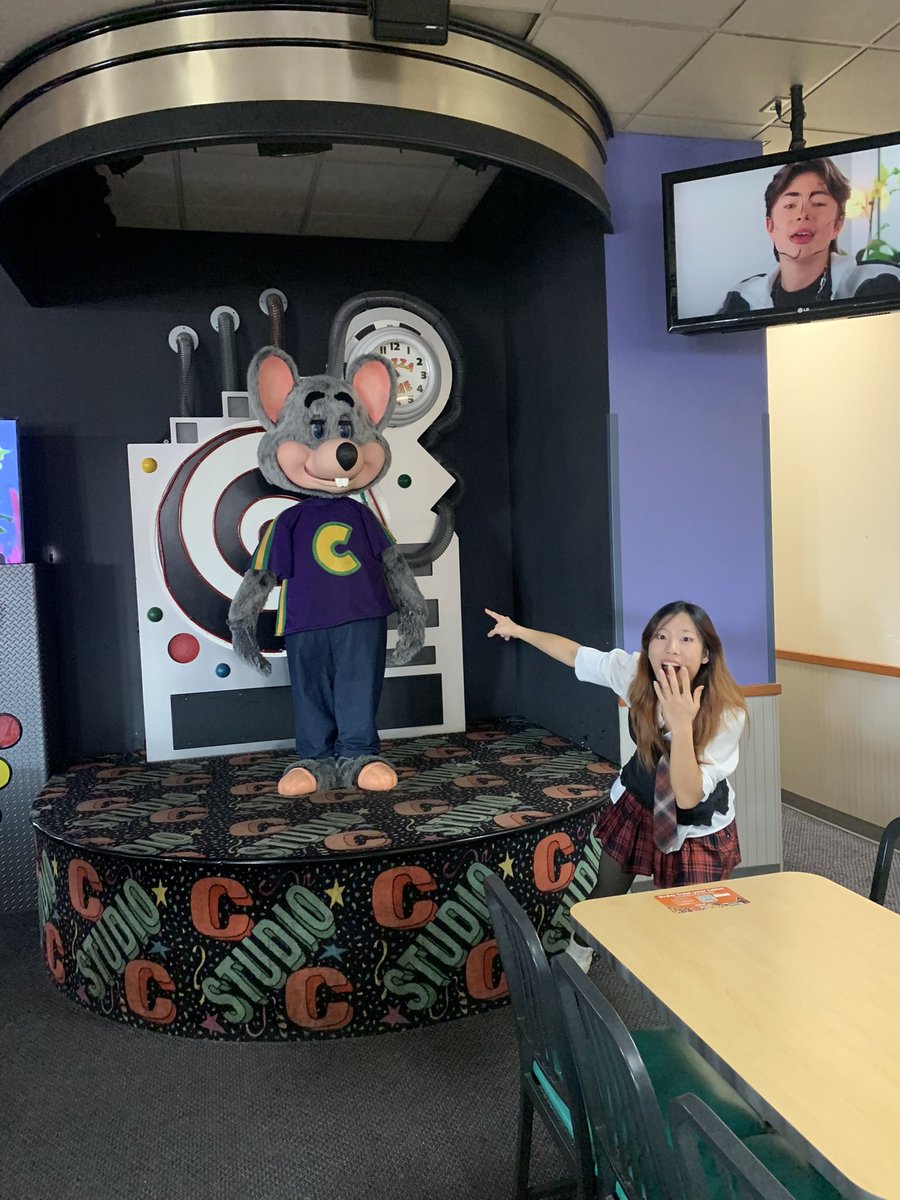 WE FOUND FNAF IN REAL LIFE 😱😱😱