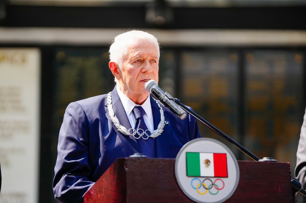 “Formar parte del olimpismo me ha significado conocer, admirar y apoyar los esfuerzos e ilusiones de miles de jóvenes atletas y de sus familias. La más importante y satisfactoria experiencia de mi vida ha sido el compartir con ellos la emoción de las competencias”, Carlos Padilla