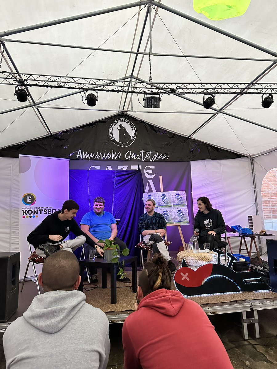 <a href="/eusk_kontseilua/">Aiaraldeko euskalgintza kontseilua</a> -k antolatutako Aiaraldeko gazte euskaltzaleon topaketetan, <a href="/EHEbizi/">Euskal Herrian Euskaraz</a>, <a href="/egin_klak/">KLAK Gazte Ahotsa</a> eta <a href="/geruzak_/">Geruzak</a> ek osatutako mahainguruaz gozatzen!