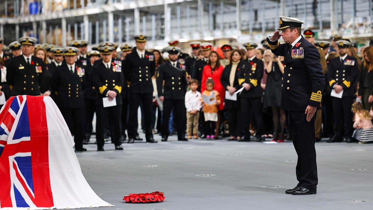 The carriers remember...

#RemembranceDay services in the hangar of <a href="/HMSPWLS/">HMS Prince of Wales</a> in 🇺🇸Norfolk and <a href="/HMSQNLZ/">HMS Queen Elizabeth</a> at sea off Scotland.

#RemembranceDay2023 
#Westlant23 #UKCSG23