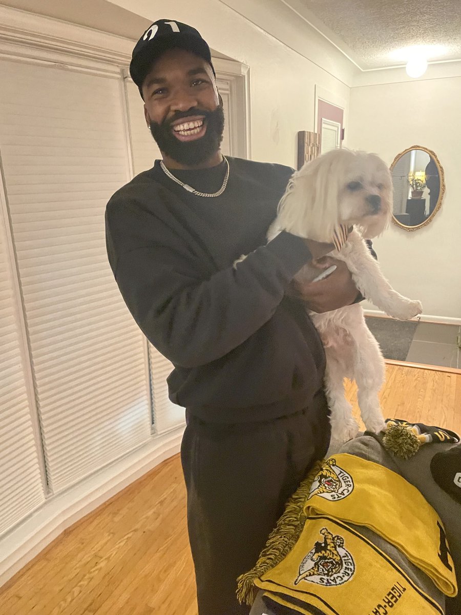 gigijohl's tweet photo. Just a regular day at the salon with @Simoni_Lawrence !!!  Thanks for the visit and swag 🏈 @LeafBeef44 , Charlie and I loved the visit from you! I tried to be less hyper but couldn’t do it. Then I forgot to get a picture with all of us together. Next time! #cantfoolthecity https://t.co/gBZ0nZvXsi