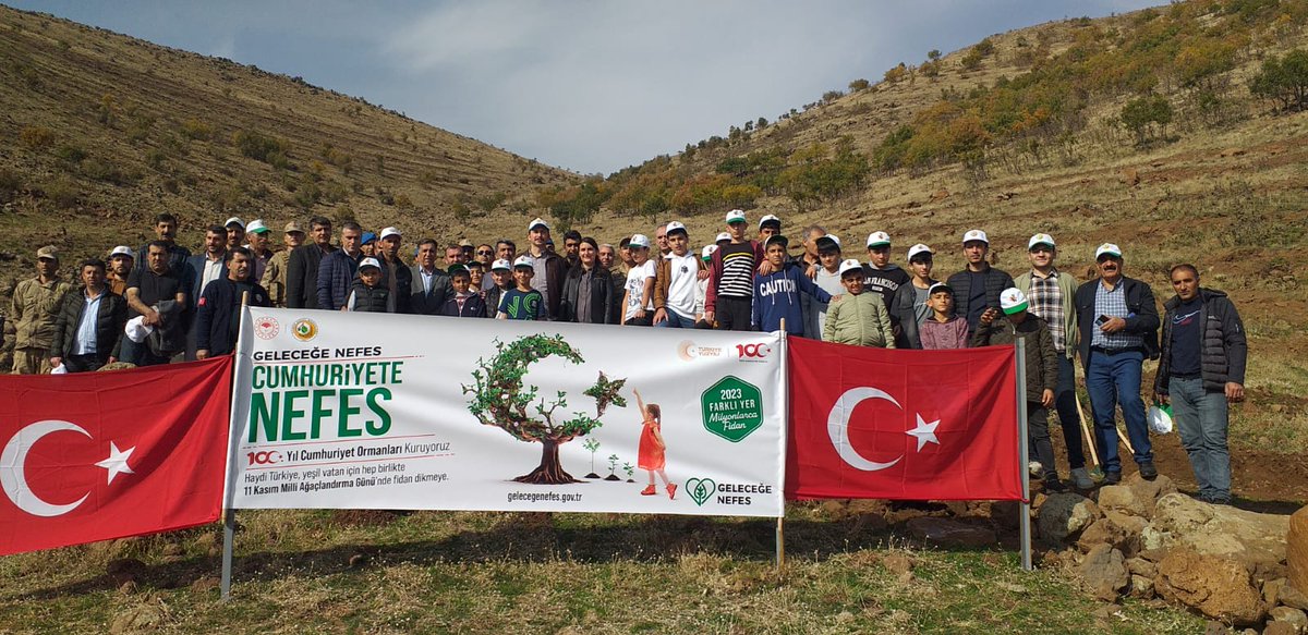 “Kıyametin koptuğunu görseniz de elinizdeki fidanı dikin' Hz. Muhammed (s.a.v) 🌲🌳 '11 Kasım Milli Ağaçlandırma Günü' sebebi İle ilçe Kaymakamımız #MCetin,ilçe Başkanımız @NazmiCalisan12 Bld. Başk. Vek. #AdilMaç ve ilçe protokolümüz ile birlikte ağaçlandırma çalışması yaptık.