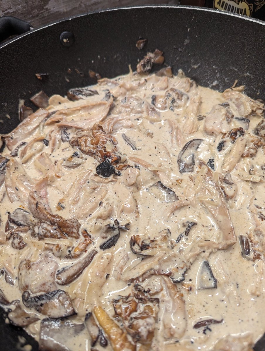 I always buy multiple portions of .<a href="/HungryLittleCr1/">HungryLittle Critter</a> jerk chicken &amp; curried goat whenever I can, to keep in the freezer.

Tonight is #JerkChicken Alfredo, with some fresh beans for crunch.

#SaturdayKitchen