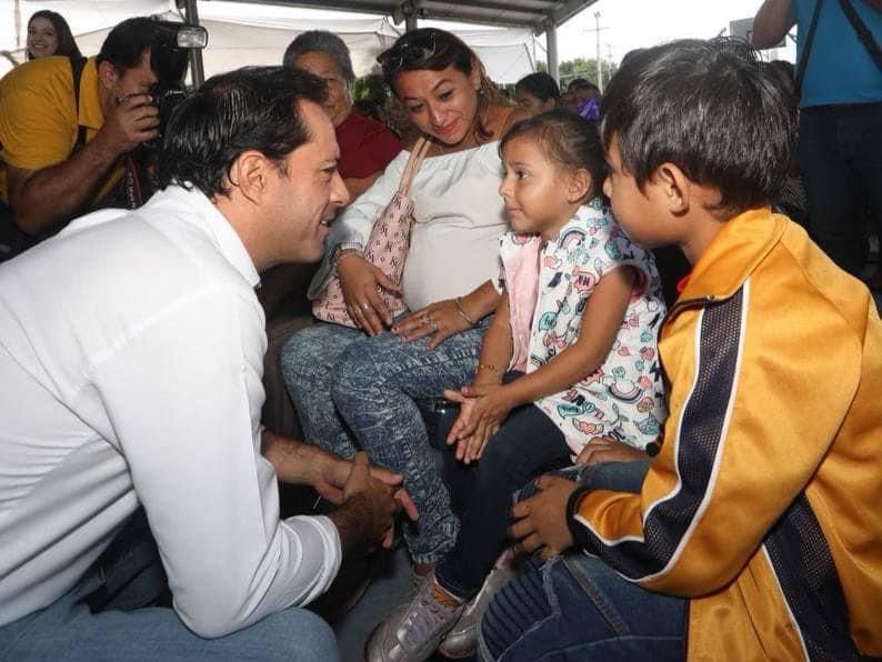 Vivienda_Yuc's tweet photo. Con el Gobernador @MauVila, entregamos constancias de escrituración a 369 familias de 9 asentamientos del sur de #Mérida, así como certificados del programa de Certeza Patrimonial a 107 beneficiarios de #AmaliaSolorzano, #SanAntonioXluchlll y #Dzununcán en el sur,… (1/2) https://t.co/ekvOMKNU5N