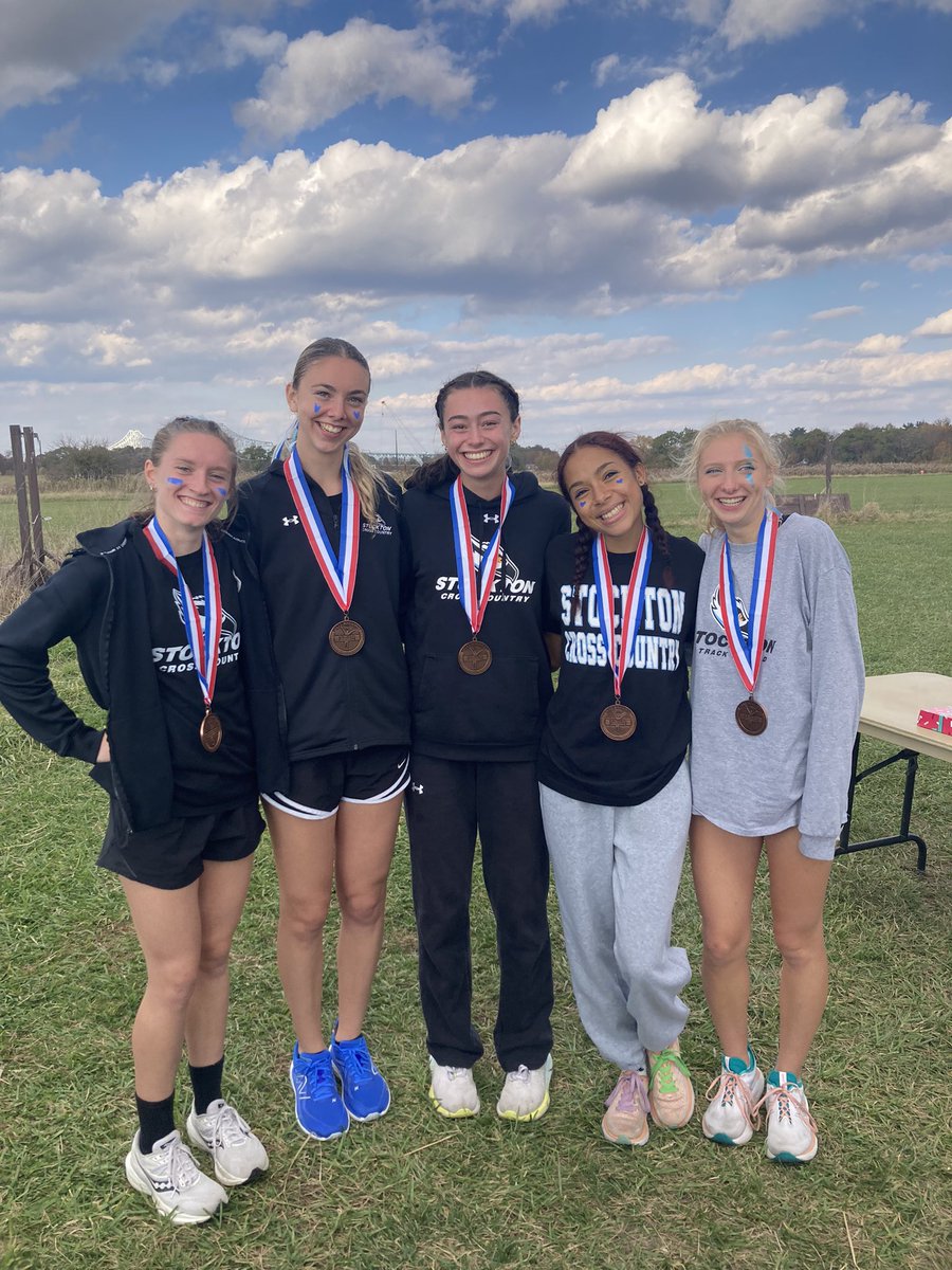 Women had their best finish ever placing 2nd with 5 All-Region women.   Kayla, Jaelyn, Maddy, Guinn and Rachel all ran PBs.  Kayla tied best individual finish by placing third.   Both Kayla and Jaelyn earned individual NCAA qualifiers.