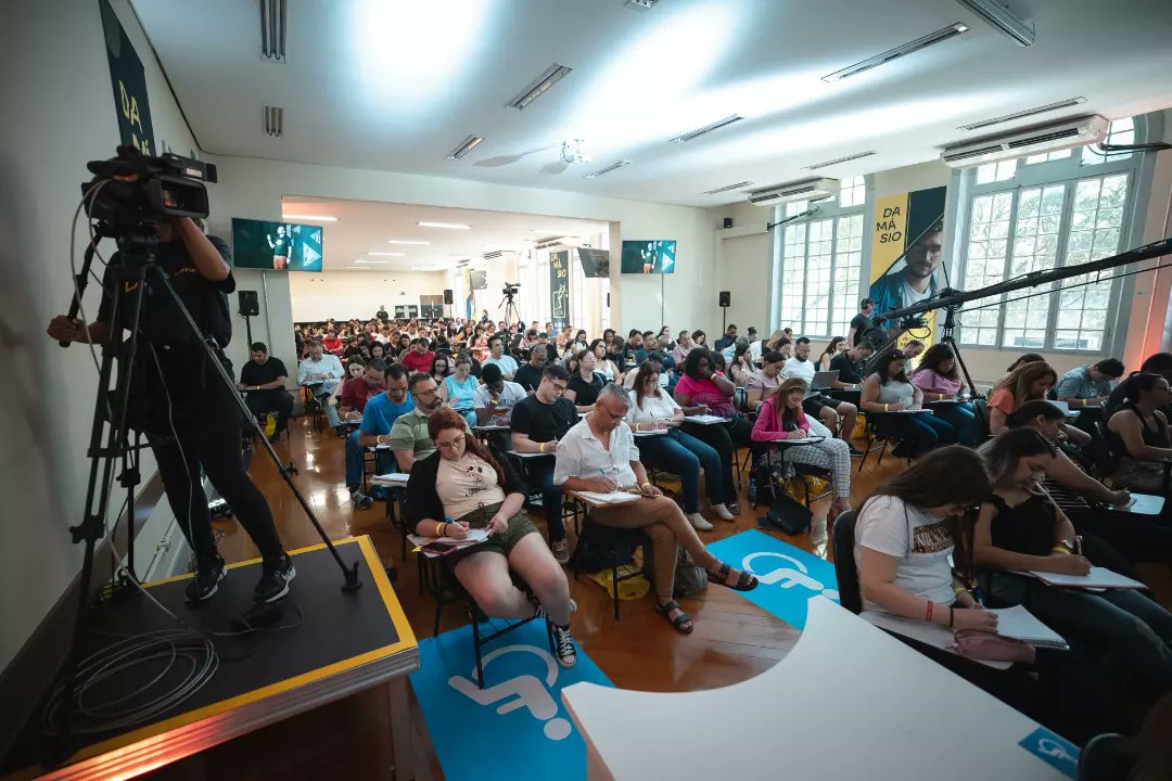 estudiosdamasio's tweet photo. A sala cheia, os alunos mais dedicados e os melhores professores do Brasil! 💛💪🏾📝

#DiaDamasio #BoraPassar https://t.co/M9auvyBltR