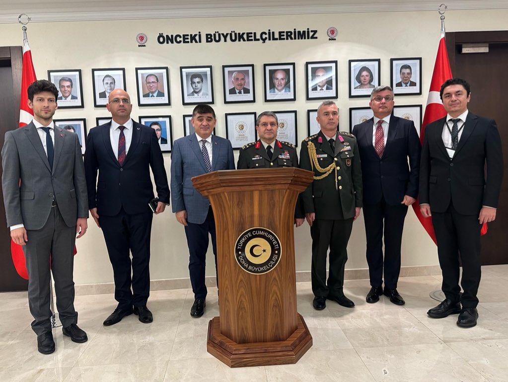 TC_DohaBE's tweet photo. Katar’ı ziyaret etmekte olan Kara Kuvvetleri Komutanımız Sn. Org. Selçuk Bayraktaroğlu Büyükelçiliğimizi teşrifleriyle onurlandırmış; Büyükelçiliğimiz şeref defterini imzalamıştır.

BE Göksu, bu vesileyle,Sn. Kara Kuvvetleri Komutanımız onuruna konutta bir akşam yemeği vermiştir. https://t.co/Kua4o7BnlW