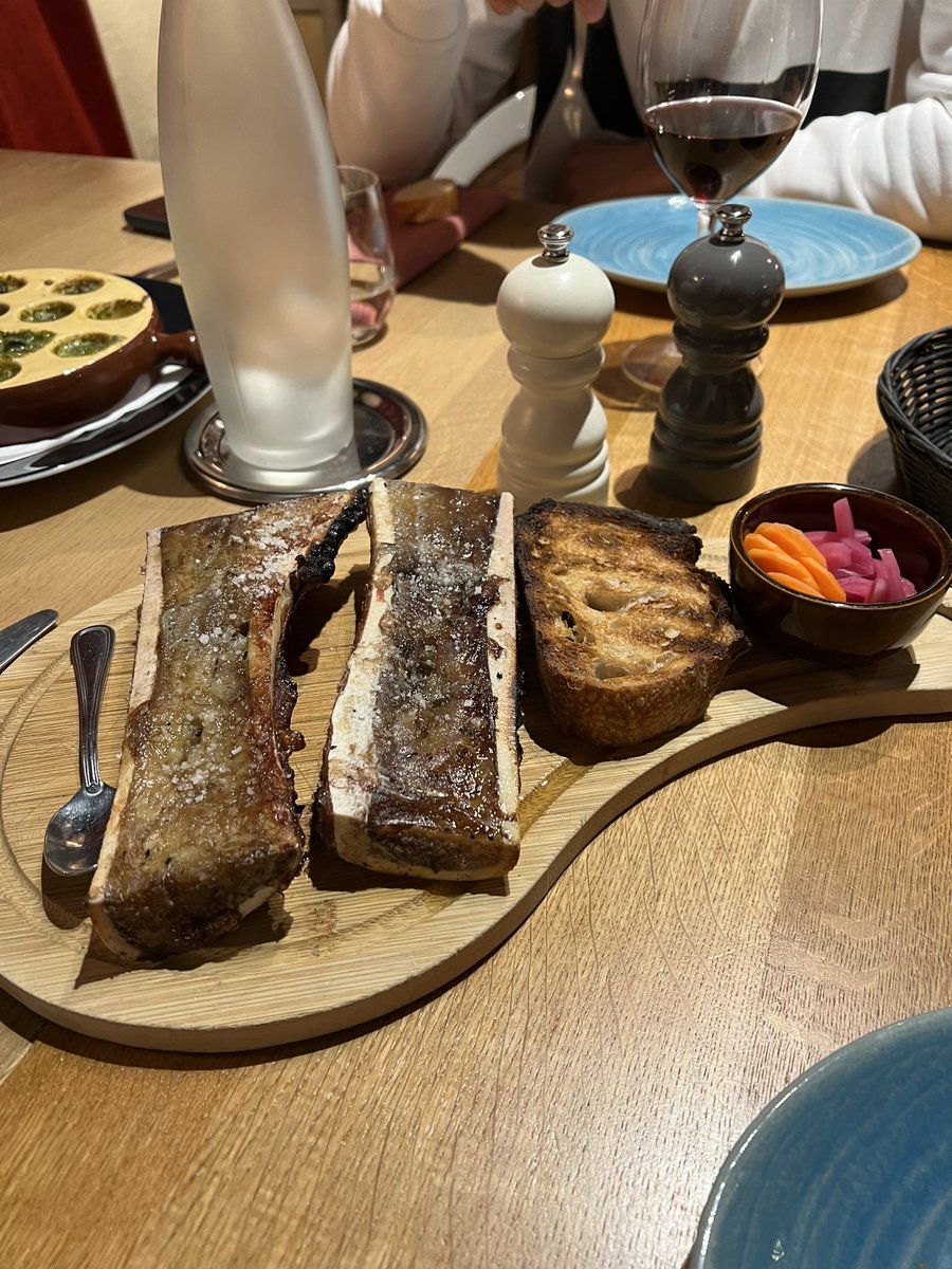 ElCuistoo's tweet photo. Thread : 
3 jeunes amoureux de la gastronomie française s’en vont en Bourgogne 🍷 https://t.co/YCskq8o9ii