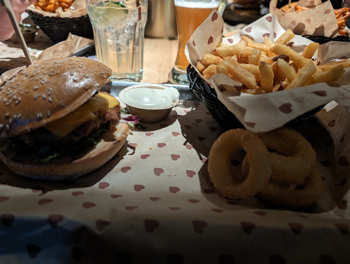 Vegi Cheeseburger mit Pommes, Zwiebelringen und Mayo beim #achh