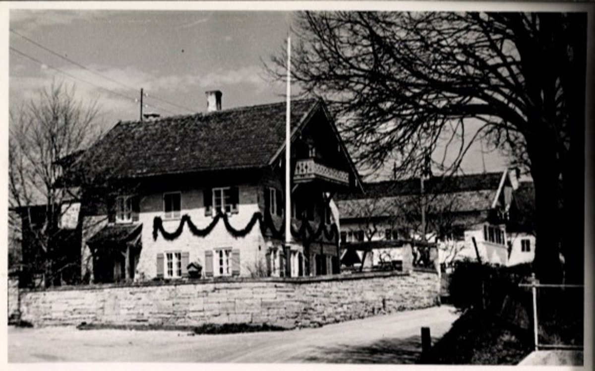 100YearsAgoLive's tweet image. Updates:

This is the house in which the fugitive Hitler was discovered. He was found wearing a bathrobe. When Hanfstaengl told him the authorities had come, he shouted “all is lost!” and lunged for a pistol as if to kill himself, but the police managed to stop him.