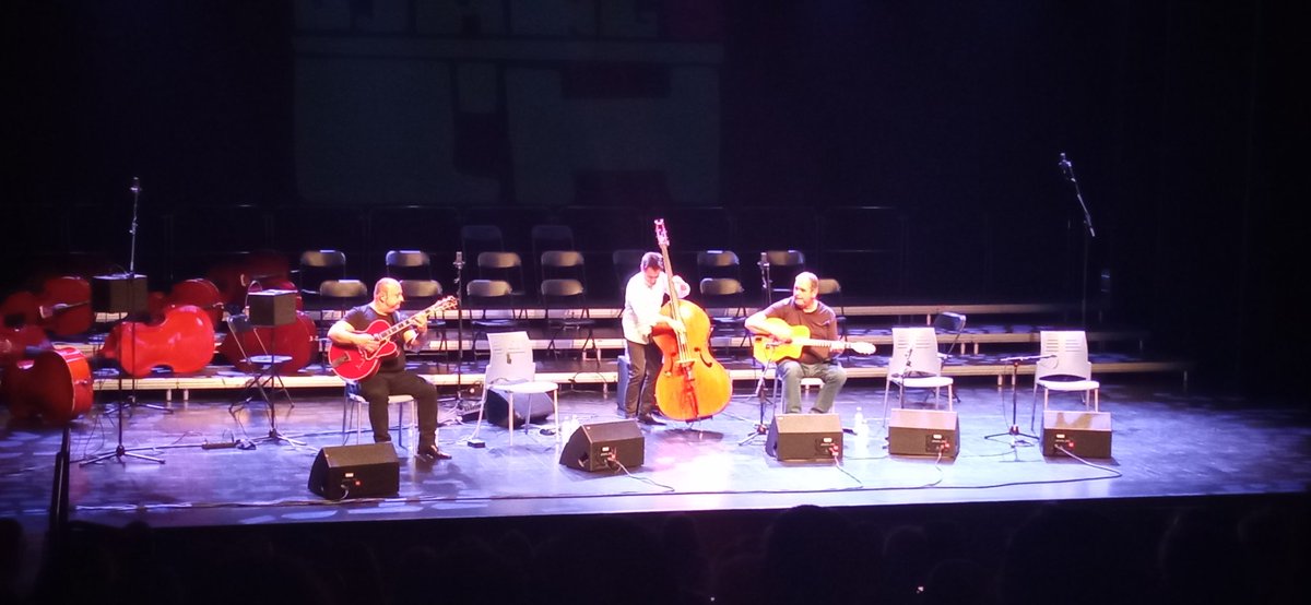 Avui, dissabte, l'alumnat de 6è de l'<a href="/ESCJosepJanes/">EscolaJosepJanés</a> participa en un dels concerts del #FestivalDjango . Ja estem gaudint del concert amb les famílies dels alumnes de 6è!!! Espereu a veure la última actuació ;-) <a href="/educaciocat/">Educació</a> <a href="/LHCultura/">Cultura L'H</a> <a href="/LHAjuntament/">Ajuntament de L'Hospitalet</a> <a href="/EMMCACentreArts/">EMMCA</a> <a href="/lhdigitalh/">LHdigital</a>