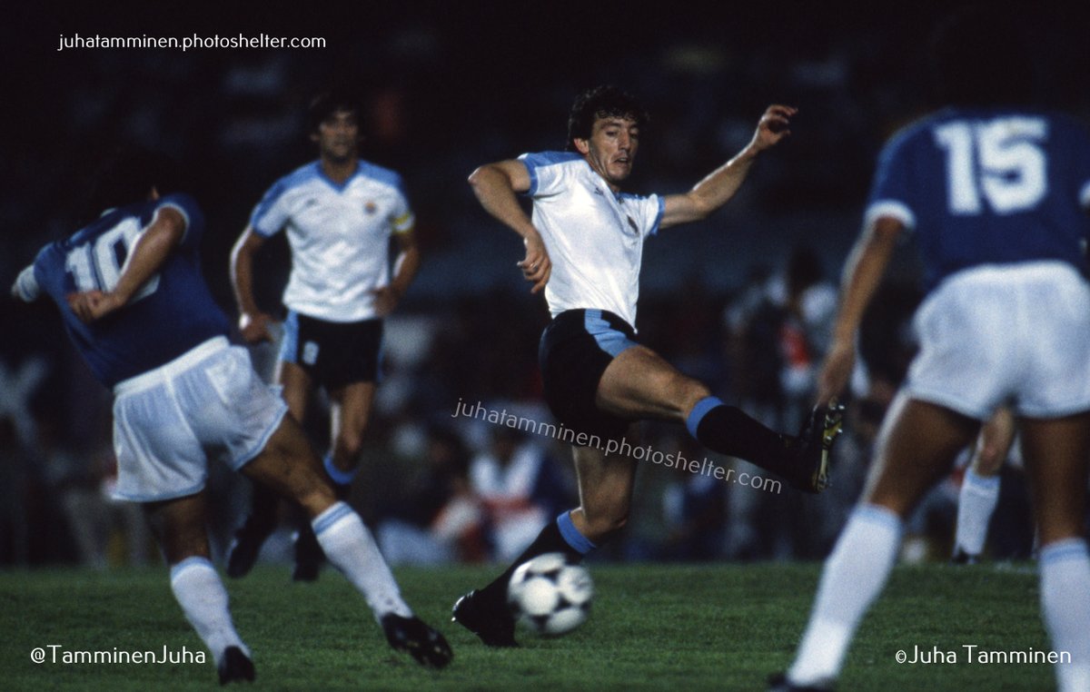 Que foto mas rara, parece que el 10 argentino pateó con la derecha... Argentina v Uruguay, 14 de julio de 1989 en el Maracanã #DiegoMaradona #NelsonGutierrez #CopaAmerica1989 #ARGvURU