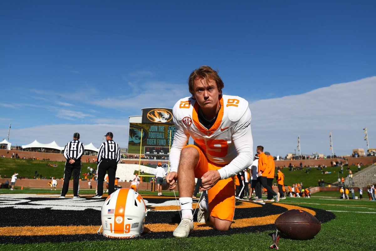 laces out 

<a href="/chuck_campbell3/">Charles Campbell</a>