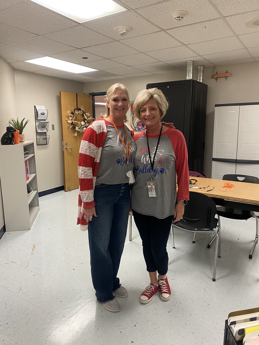 JuleeannaL's tweet photo. I always love being back at LPHS. Friday’s Veterans Day Ceremony was great. 
Loved seeing work displayed by the FOCUS class. And ALWAYS LOVE seeing my people. https://t.co/bvIADCcKb1