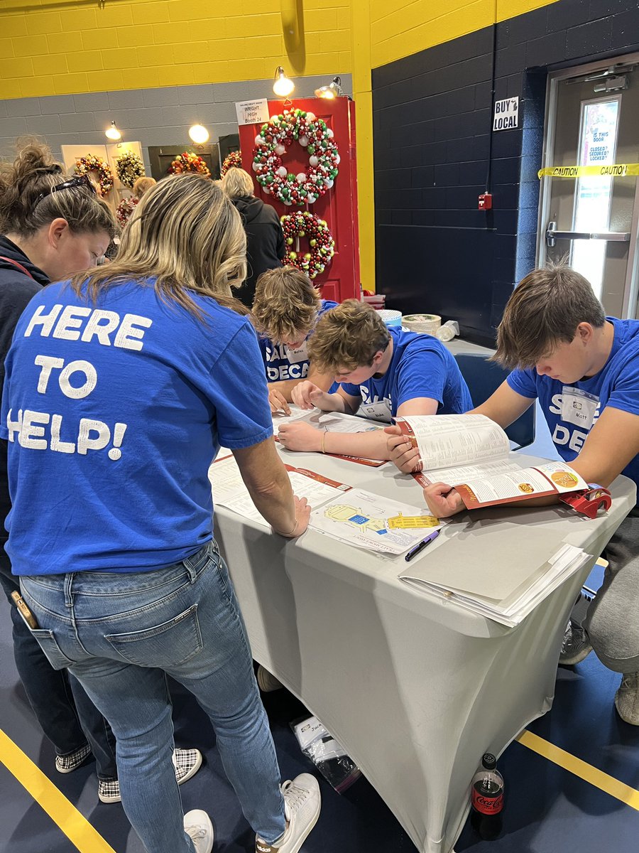 Saline DECA is helping out today at the craft show! <a href="/SalineHS/">Saline High School</a> <a href="/TheSWWC/">South & West Washtenaw Consortium</a>