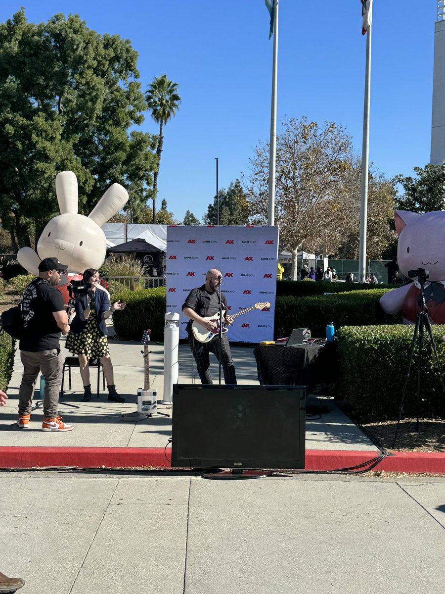 So <a href="/ProfessorShyguy/">Professor Shyguy ➡️ ColossalCon East</a> fucking owns 🎸🎵