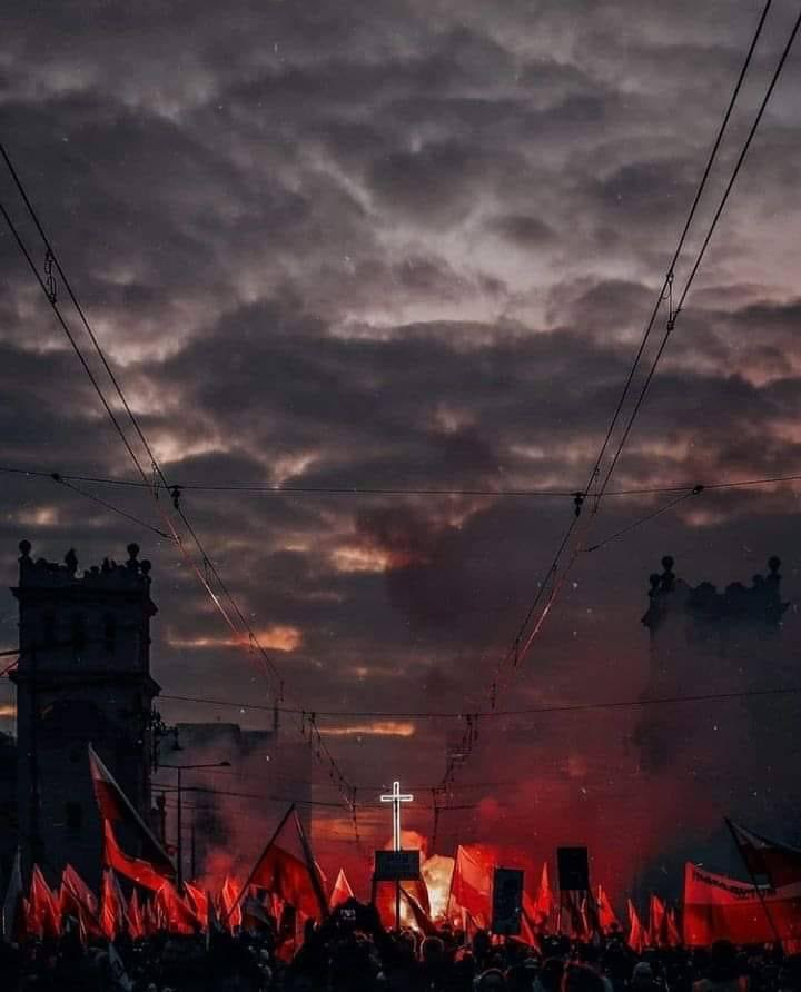 PolishCulture_'s tweet photo. Today we celebrate the #IndependenceDay in #Poland.
#Warsaw was host to a great annual #IndependenceMarch.
The motto of this year's march were the first words of the Polish national anthem: "Jeszcze Polska nie zginęła" - "Poland hasn't perished yet". https://t.co/OJBlcab86b