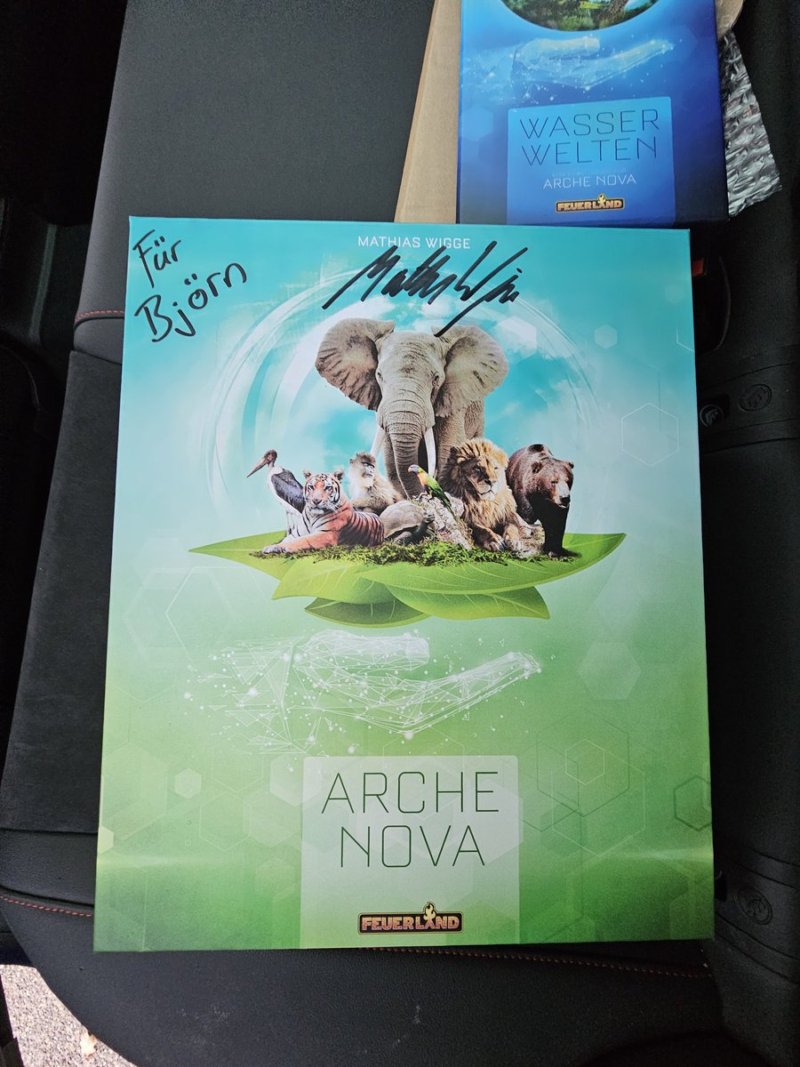 RockingB's tweet image. Stolzer Besitzer von #archenova mit Signatur. 
Lustig wenn man feststellt, das Jemand den man von früher kennt Autor von so einem Brett ist.