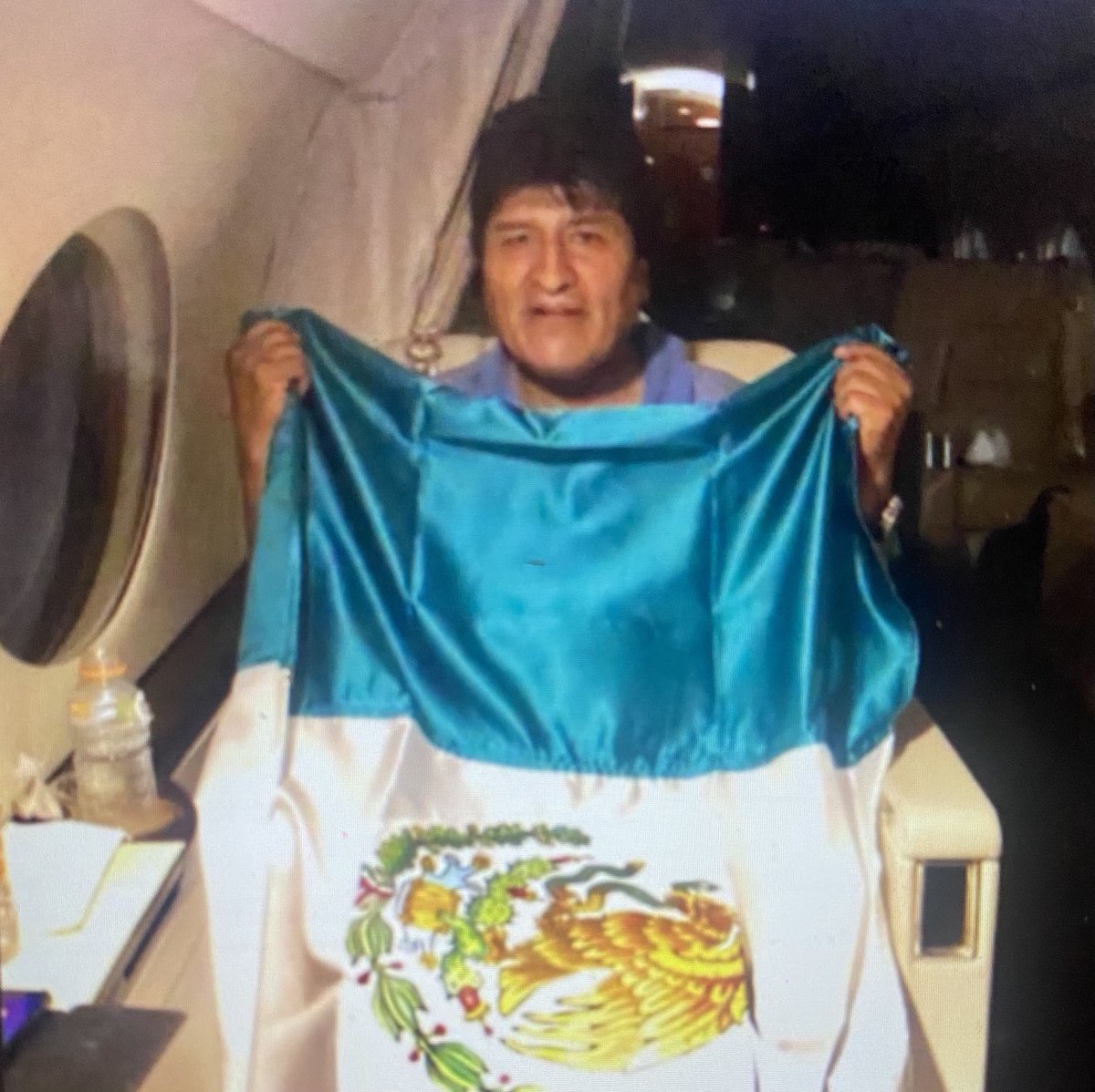 Noviembre de 2019. No le bastó hacer fraude, renunciar y huir. Intentó convulsionar al país y dejar sin alimentos a los bolivianos que resistieron democráticamente esa violencia. Evo Morales, causante de delitos por los que deberá responder, representa la indignidad.