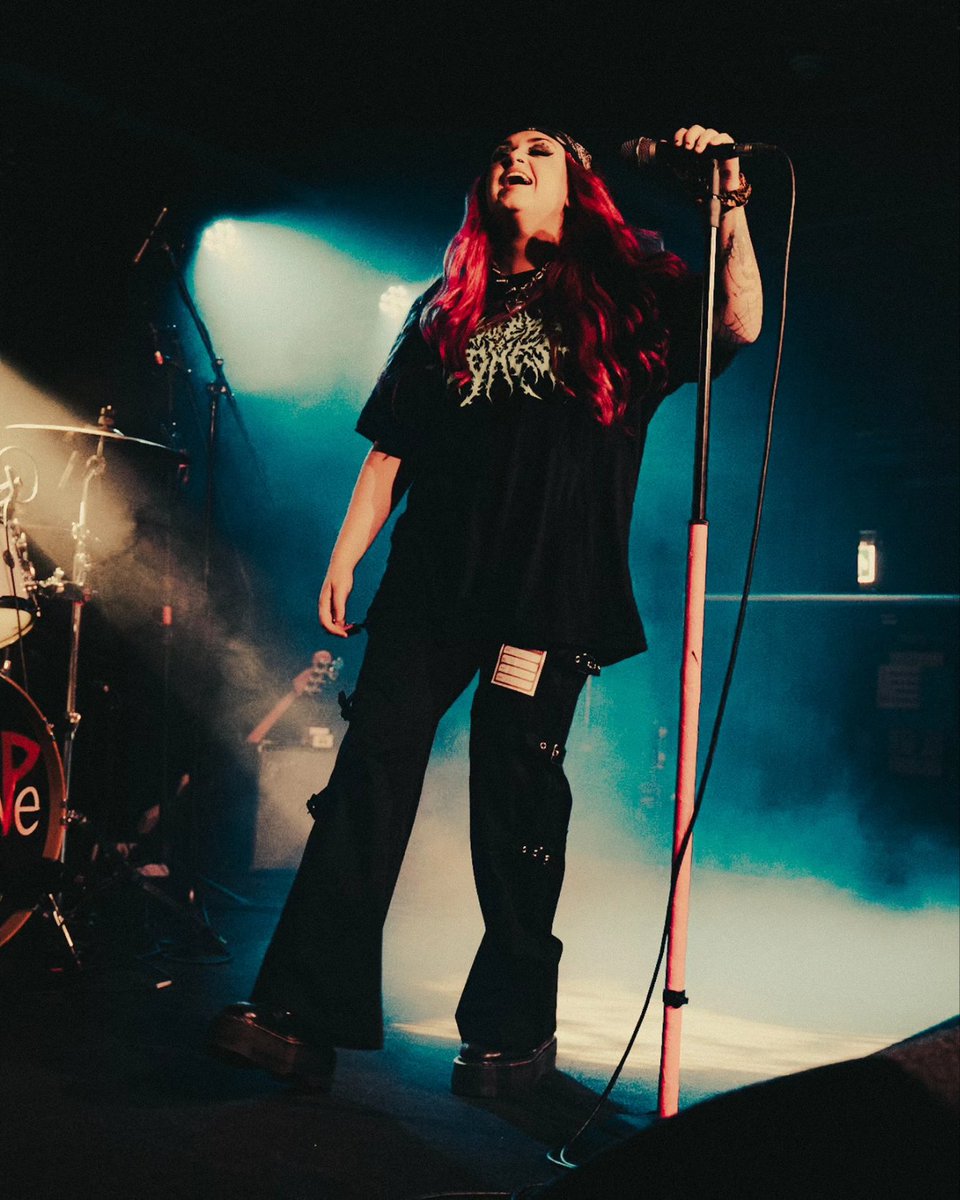 lookitskara_'s tweet photo. @BronnieMusic putting on an insane performance whilst supporting @thebandsoap at @MancAcademy 🤘❤️‍🔥 https://t.co/SQda9FixnO