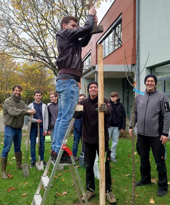 MpsTrebur's tweet photo. Fruchtbares Engagement: Das Pflanzen geht weiter. 🌳🍎

Wir setzen uns weiterhin für mehr Nachhaltigkeit und den Schutz unserer Umwelt ein. Jeder Baum, den wir pflanzen, ist ein Schritt in die richtige Richtung. Vielen Dank an alle tatkräftigen Helfer.💚🌳 https://t.co/bGMZkmnSpJ