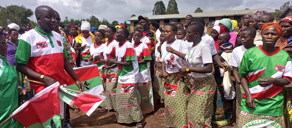 cnddfdd_ruyigi's tweet photo. #Burundi
Kuri uyu wa 11/11/2023 niho hatunganywa amahiganwa y'intambo z'ikirundi ku rwego rw'intara.Muri #Buhumuzaprovince amahiganwa yagenze neza aho imirwi yabaye iyambere muma komine uko ari 7 yose yari yitavye. Twobamenyesha ko ayo mahiganwa asanzwe atunganywa na @CnddFdd https://t.co/PhBCX05D2h
