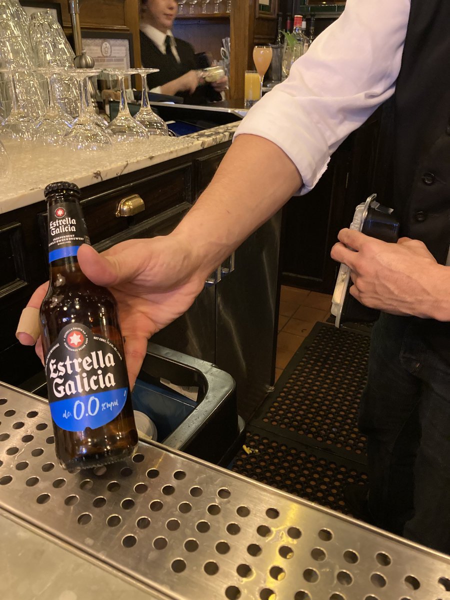 andres_beiras's tweet photo. En el mítico ⁦⁦@hotelchelsea⁩ y nos sorprenden con la más mítica de las cervezas ⁦@estrellagalicia⁩ https://t.co/5lKIJ6qfLo