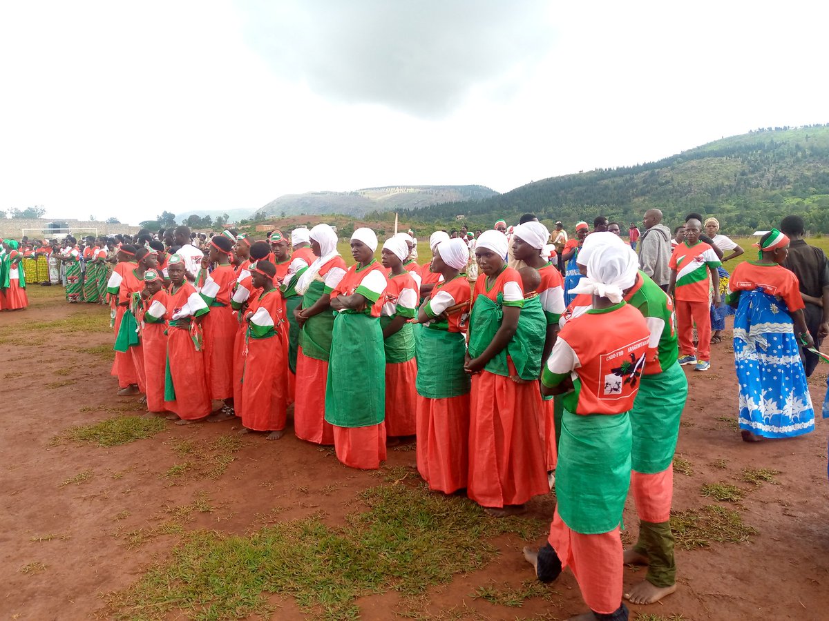 cnddfdd_ruyigi's tweet photo. #Burundi
Kuri uyu wa 11/11/2023 niho hatunganywa amahiganwa y'intambo z'ikirundi ku rwego rw'intara.Muri #Buhumuzaprovince amahiganwa yagenze neza aho imirwi yabaye iyambere muma komine uko ari 7 yose yari yitavye. Twobamenyesha ko ayo mahiganwa asanzwe atunganywa na @CnddFdd https://t.co/PhBCX05D2h