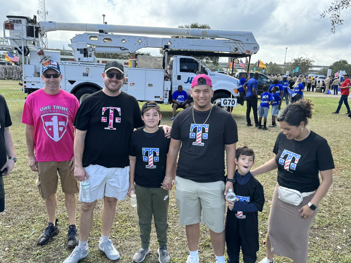 Jacksonville #VeteransDay Parade with the awesome @TMobile employees and family. Happy Veterans Day 🇺🇸! #DEINorthFloridaChapter @EddiePryor7 @JacksonTingley @ChartierDoug @megan_chong6 @ItaiMenahem