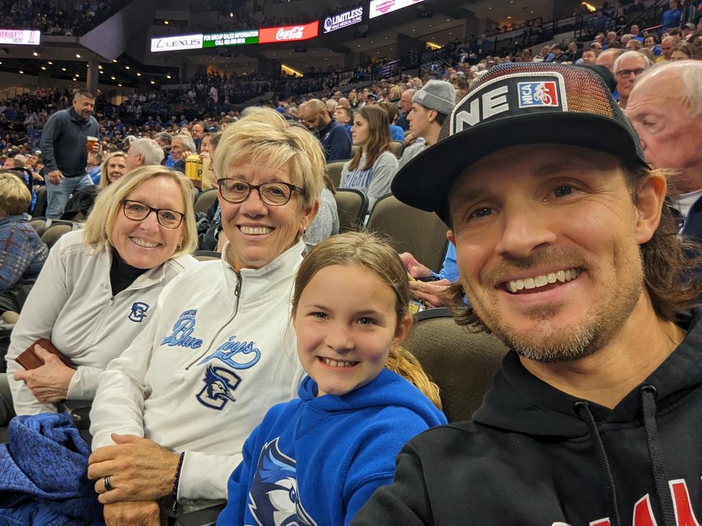 imZrob's tweet photo. Hoops season! #GoJays #letitfly https://t.co/rKPzi5NtPN