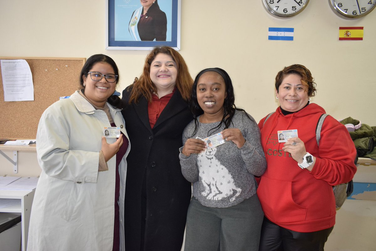 Cumpliendo con nuestro compromiso con la comunidad migrante hemos comenzado la entrega del lote de 4000 identidades de este año  que nos llegó a Barcelona, España. #6002 #100%Barcelona 
Gracias <a href="/RnpHonduras/">RNP Honduras</a> <a href="/EnriqueReinaHN/">Enrique Reina</a> <a href="/hondurasnespana/">Embajada de Honduras en España</a> <a href="/consuladohnbcn/">Consulado General de Honduras en Barcelona</a>