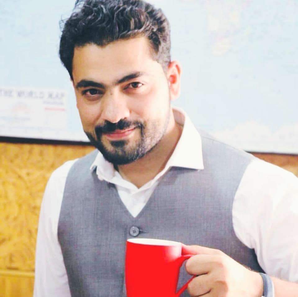 آج جمیل جان کو ہم سے جدا ہوئے ایک سال پورا ہوا اور دل مان ہی نہیں رہا کہ جمیل جان نہیں ہے ہمارے درمیان مگر جمیل جان ہمیشہ زندہ رہیں گے کیونکہ وہ اب ایک نظریہ ہیں، خاص کر سریاب کے نوجوانوں کے لیے جمیل بلوچ مشعل راہ رہیں گے. جمیل جان کو جاننے کے لیے نیچے دیا گیا خوبصورت تحریر ضرور