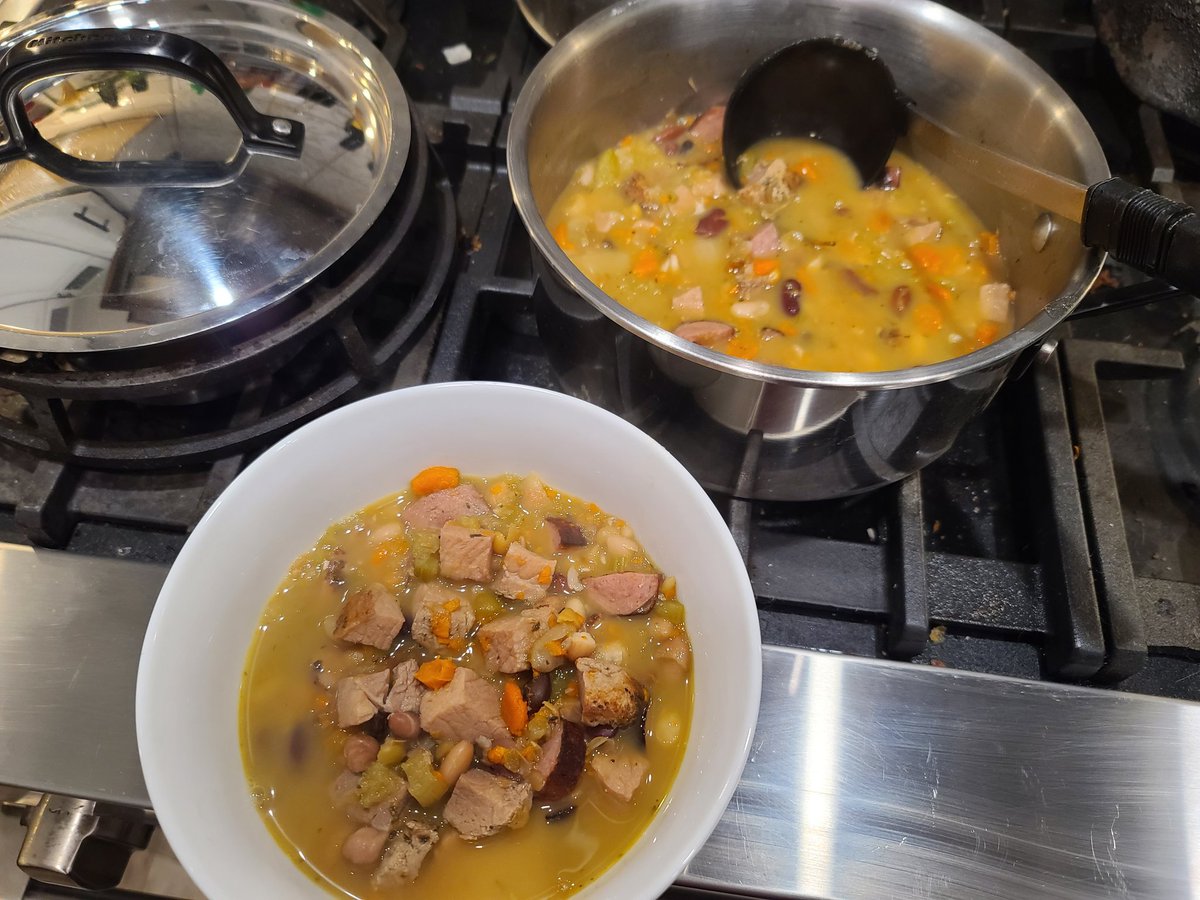 FlynnUnplugged's tweet image. Advantage of cleaning out the fridge: Finding that frozen half-batch of ham, sausage and bean soup you chucked in the freezer awhile back #twittersupperclub #LunchWin