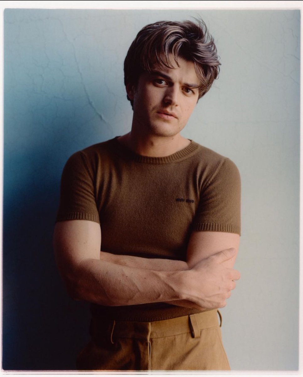keerybr's tweet photo. Joe Keery em photoshoot para a revista Behind The Blinds! (1/2) https://t.co/9OGgLwp8mU