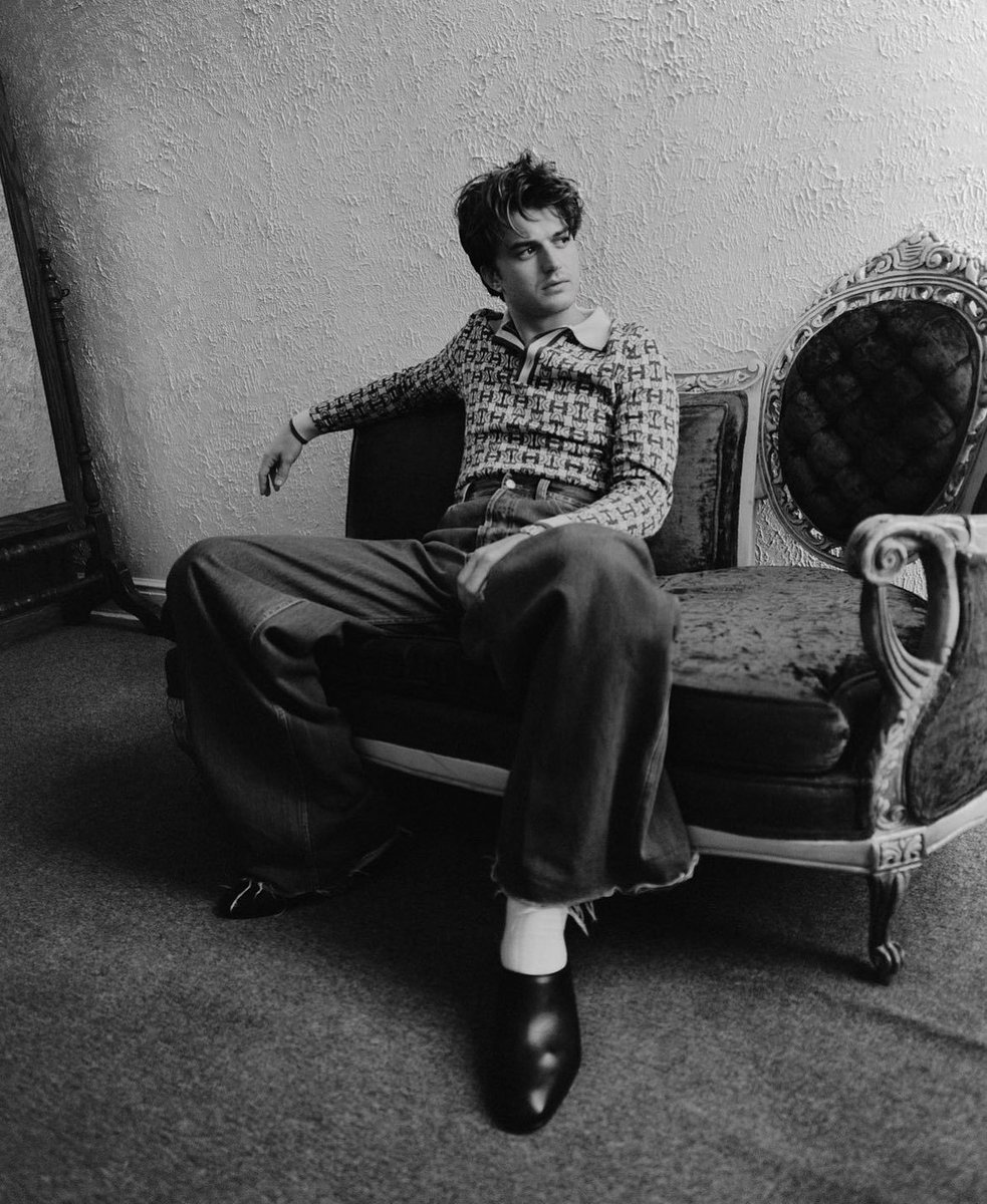 keerybr's tweet photo. Joe Keery em photoshoot para a revista Behind The Blinds! (1/2) https://t.co/9OGgLwp8mU