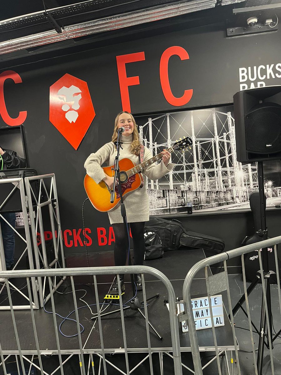 I had an absolutely amazing time at <a href="/SalfordCityFC/">Salford City FC</a> in Buck’s Bar ❤️🎸🎤
The support and cheering was absolutely incredible ❤️
Thank you to <a href="/DjPaulEziEden/">Paul</a> for looking after me!!❤️🎸🎤
i will be looking forward to playing there again soon❤️🎸🎤