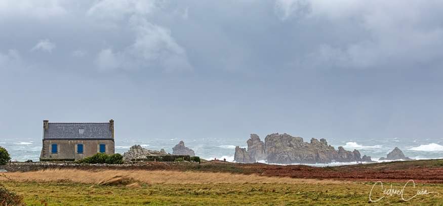 Hiver insulaire. #pennarbed #ouessant #iledouessant #destinationbretagne #labellebretagne #merveillesdefrance  #iroise #lumieresdouessant #cedriccain #letelegramme #ouestfrance #bzh #breizh #magnifiquebretagne #villagebreton #niouizella