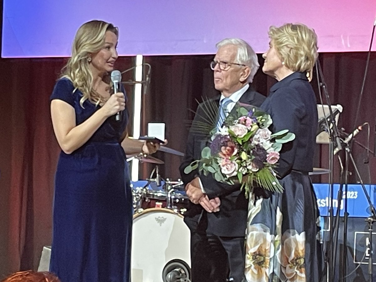 borudolf's tweet image. Maria Larsson årets mottagare av KDs Alf Svensson-plakett!

Ikväll på Kristdemokraternas rikstingsfest blev Maria Larsson, tidigare  landshövding i Örebro län, mottagare av KDs högsta utmärkelse.