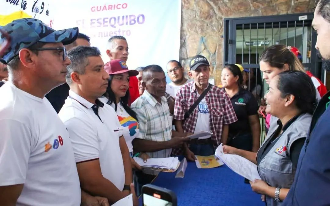 Los Consejos Comunales y Comunas en Guárico, entregaron sus cartas de adhesión ante el CNE en favor de la realización del referéndum consultivo del 3 de diciembre 🇻🇪 #ElEsequiboEsVenezuela @nicolasmaduro @josemvasquez1 @jaarreaza.ve @comunasve